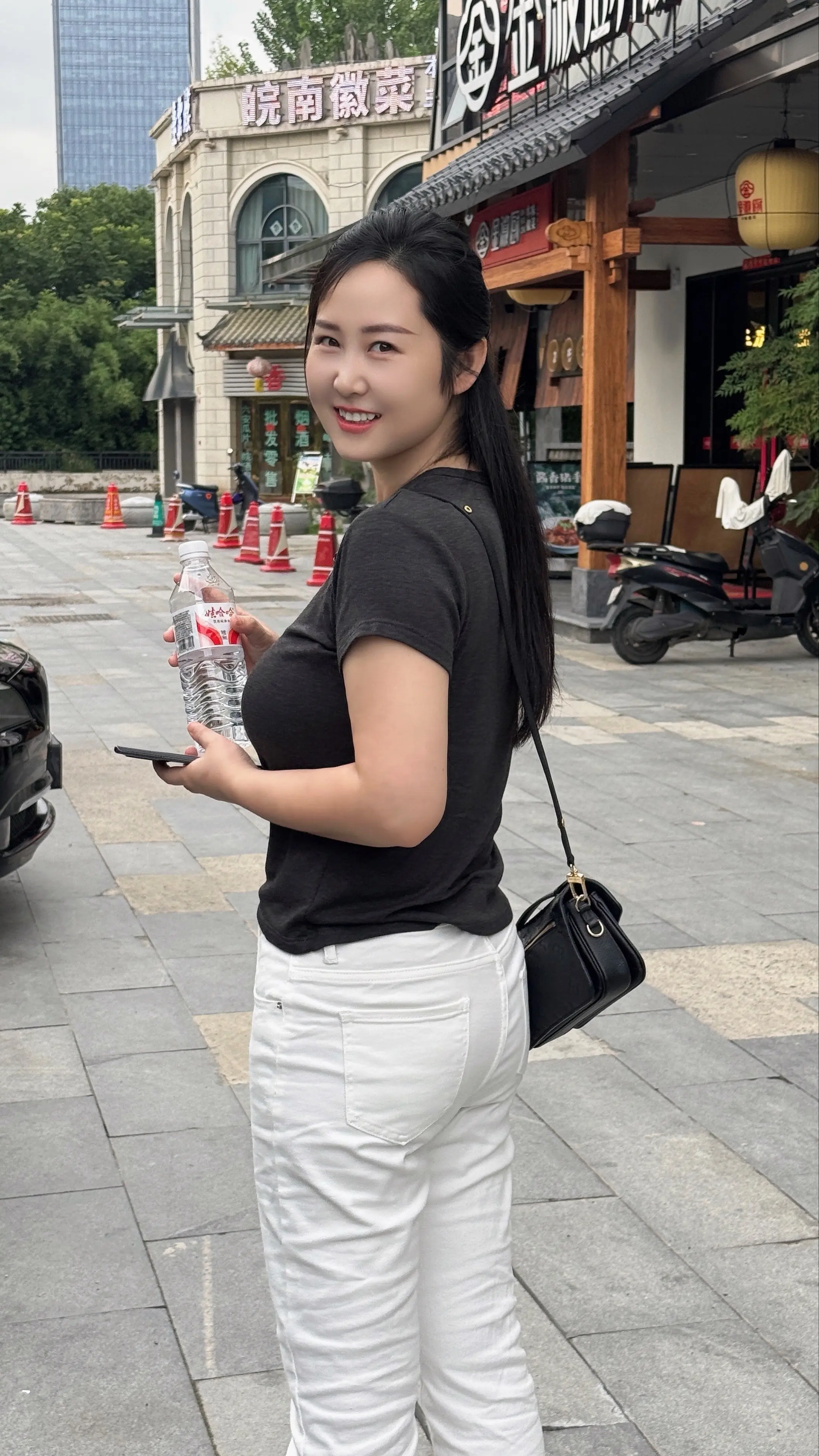 余生很贵，不要输给了心情。努力经营好生活，定期清空不愉快的记忆。