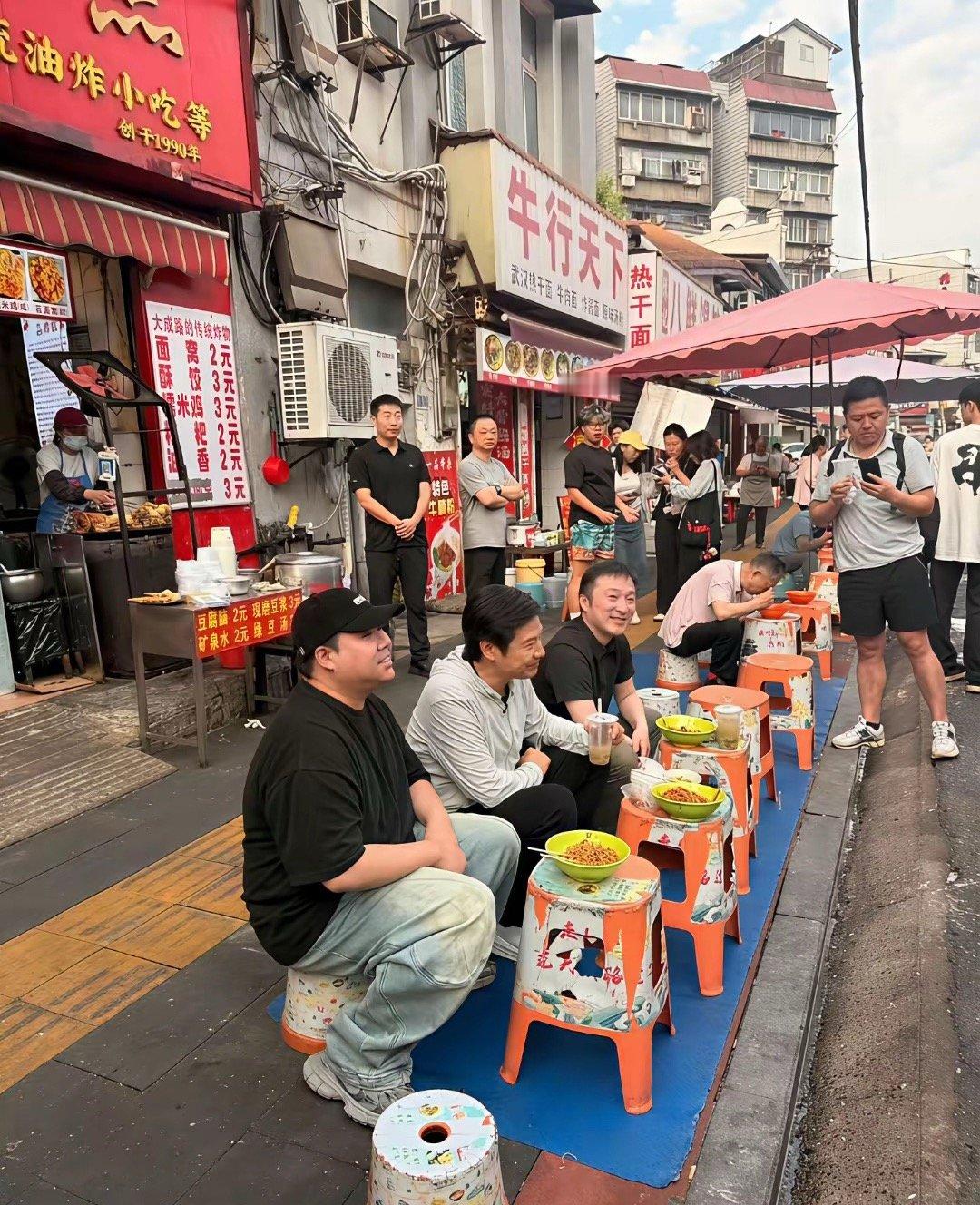 这家店以后有的忙了，如果再挂一个招牌叫《雷军同款套餐》绝对能火。