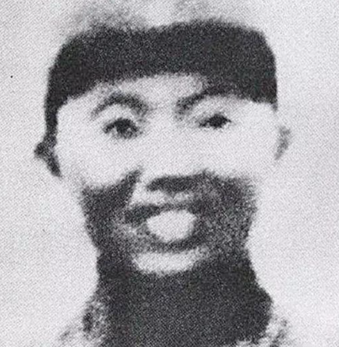 抗战期间，神枪手王凤麟因叛徒出卖被日军团团包围，他左右手各拿着一支枪，杀死日军一