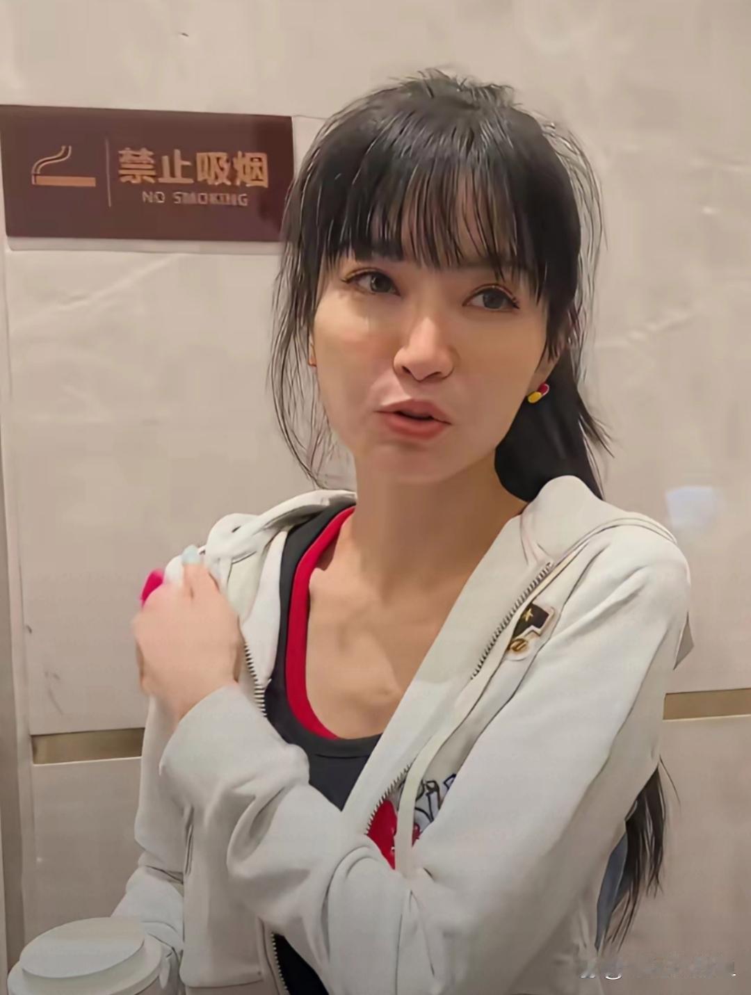 52岁谢金燕素颜照，她是真年轻。