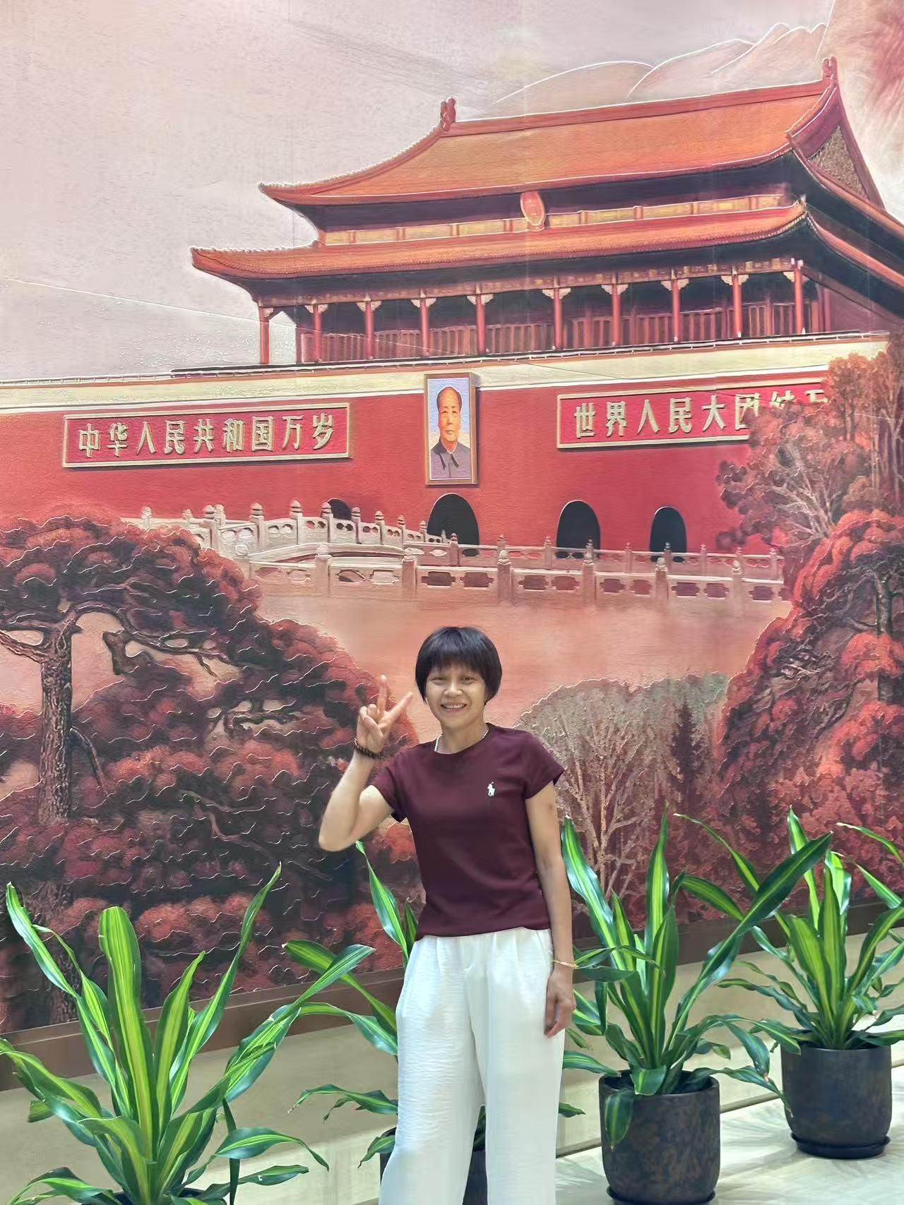 性格在一定程度上会影响一个人的人生轨迹，但它并不是唯一决定因素。性格特质如外向、