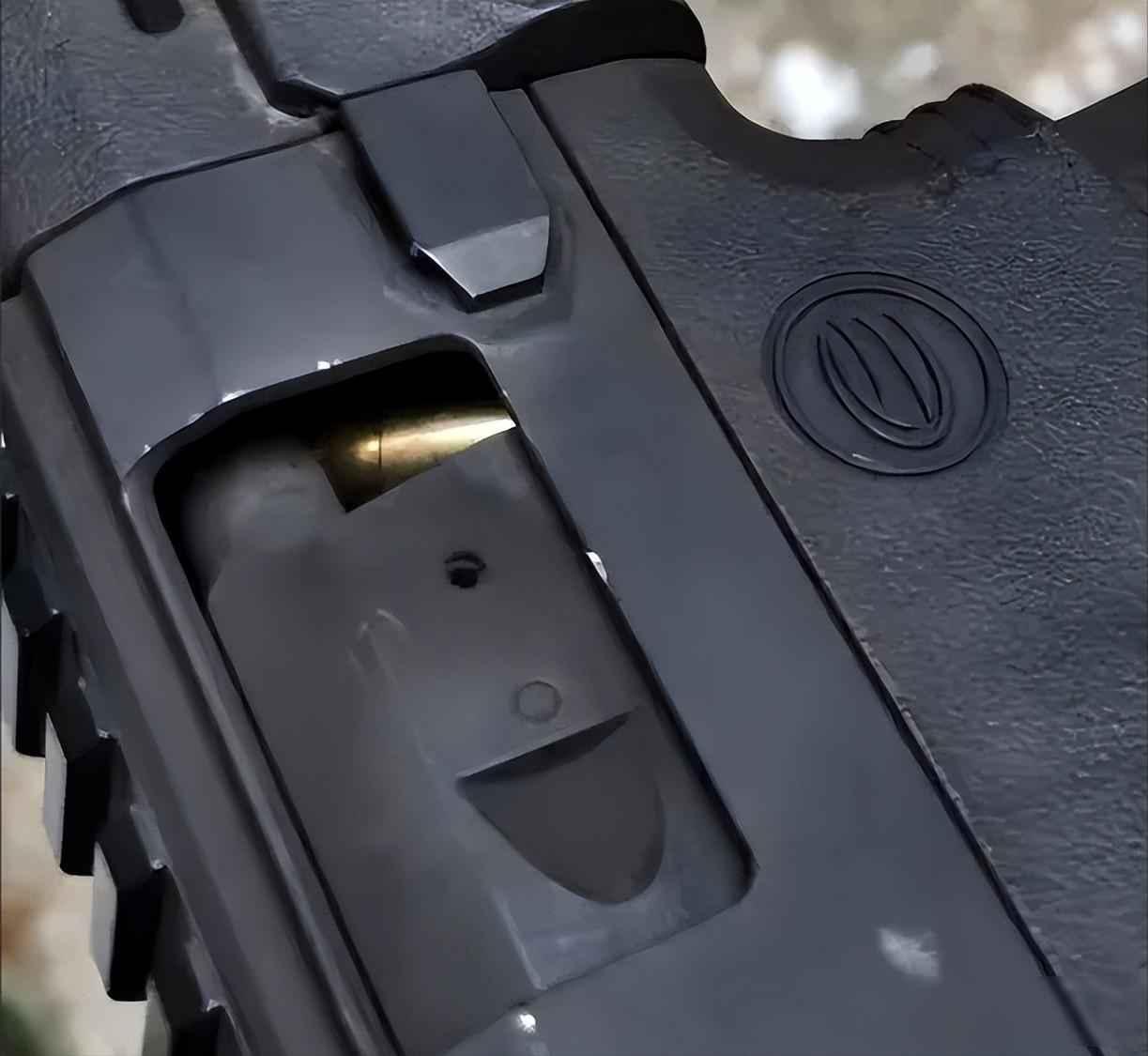 浙江特警带着新枪出国比赛，第一天下场就卡壳，国产枪真不行？2026年2月阿联