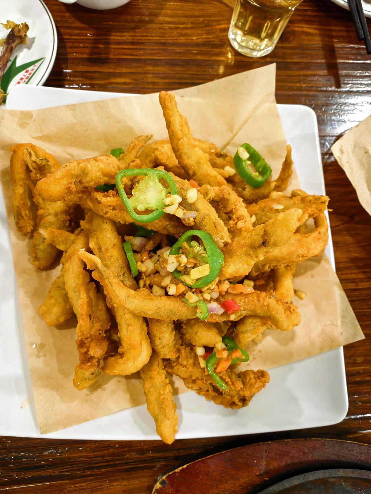 二探该店，继续是吃撑了的一晚！香脆可口的咸旦黄焗鸡中亦、椒盐天妇罗九肚鱼[爱