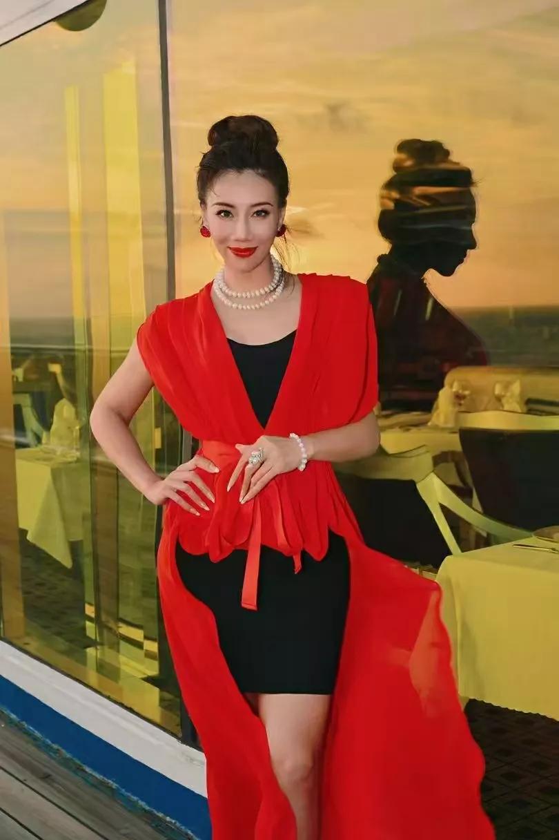 吴敏：游轮上的时尚风情，红与黑的优雅交响在时尚的舞台上，色彩的碰撞与融合总能