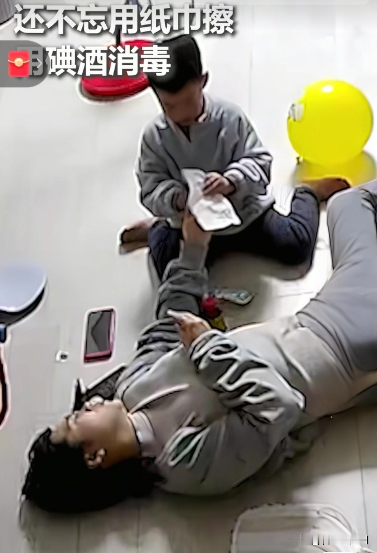 5岁男童边哭边救晕厥妈妈！监控全程记录，网友：泪崩了你敢信吗？一个5岁孩子，