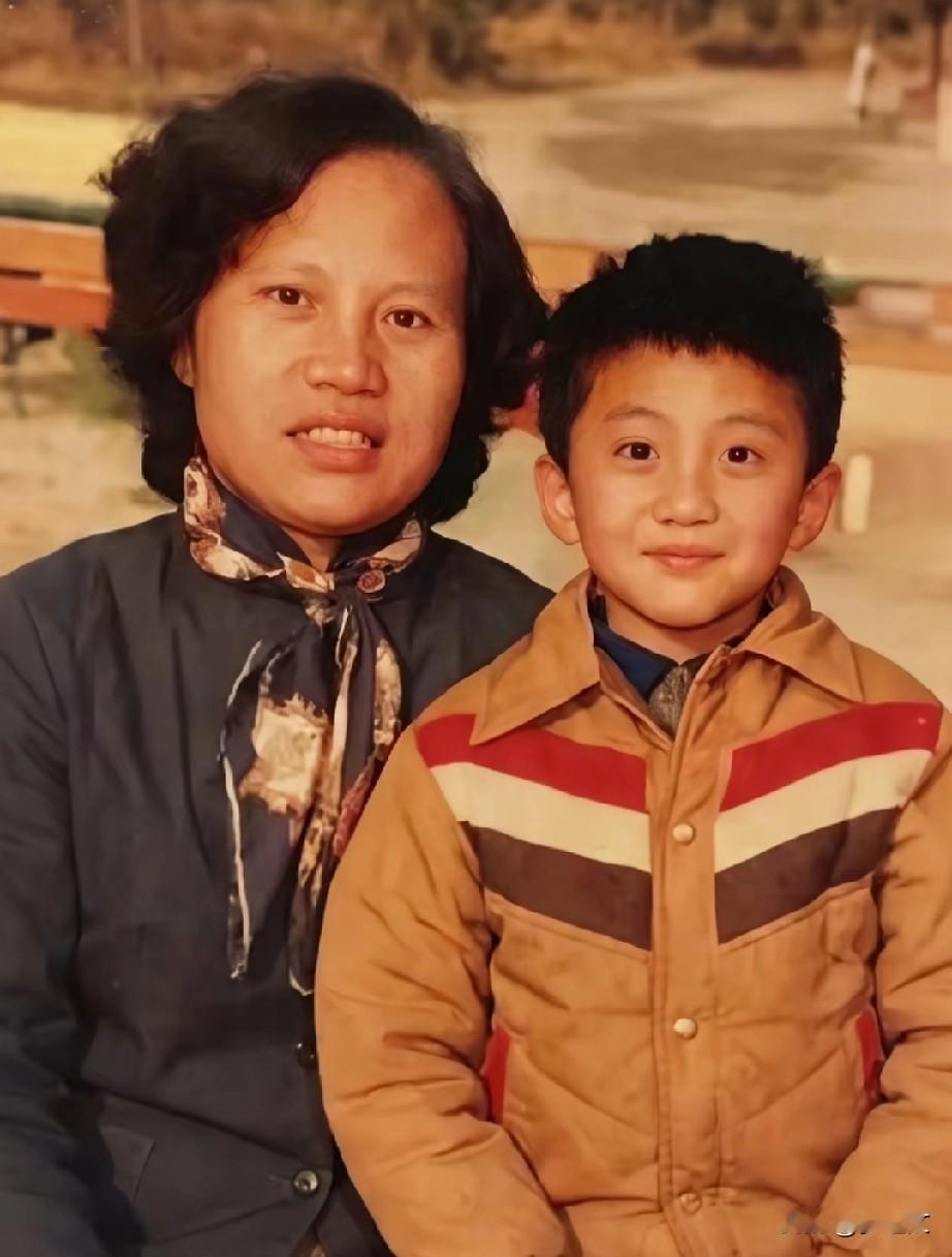 每年春晚邓超都是把大家逗的开怀大笑，他很幽默，唯独今天他一个人出场了，唱了一首妈