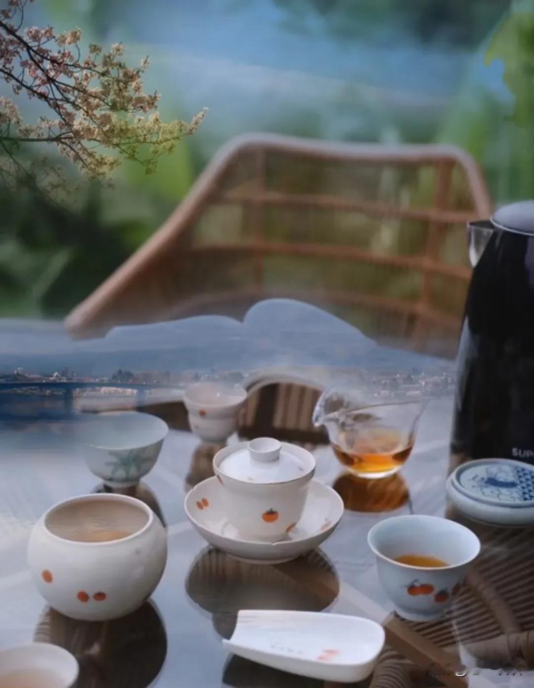 顶级清醒的活法：1、不期待别人，不麻烦别人，把专注度放在自己身上。2、不