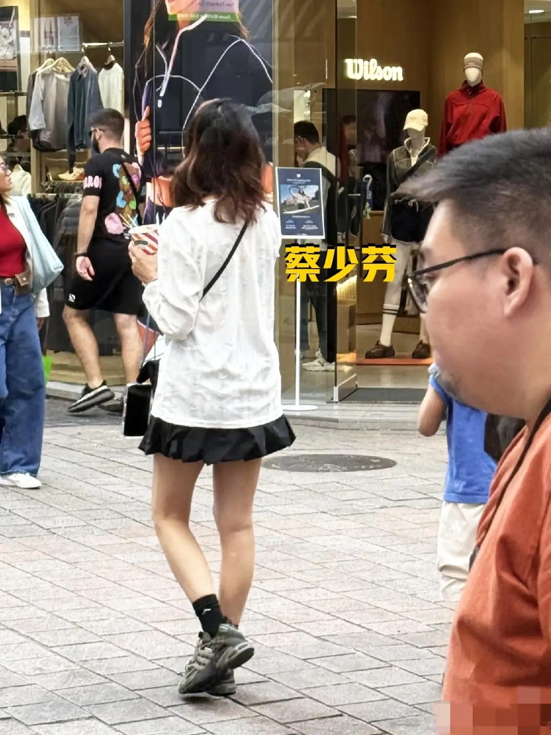 有网友在韩国首尔偶遇蔡少芬一家，她身材也太好了，她这么多年就没胖过，一直高高瘦瘦