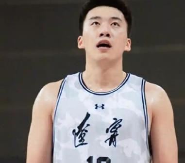 这是什么道理？辽宁队签王俊杰就不行，香港金牛队签约就没异议了？当初周琦从NBA回