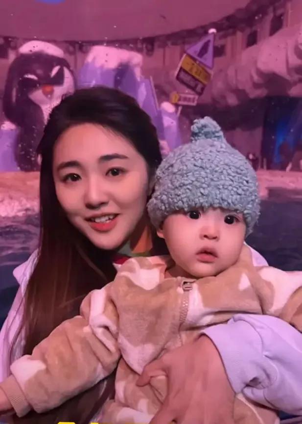 金龟子女儿生气了，但还是温柔的回怼：我妈那么努力就是为了让我蹭流量，您要是努努力