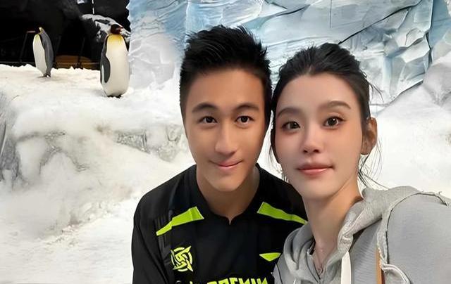 奚梦瑶何猷君夫妇为何会出现在谢霆锋的演唱会现场？这背后又有哪些故事？奚梦瑶何猷