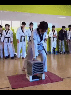 就是嘛，好好的美女劈啥砖啊笑笑多好看