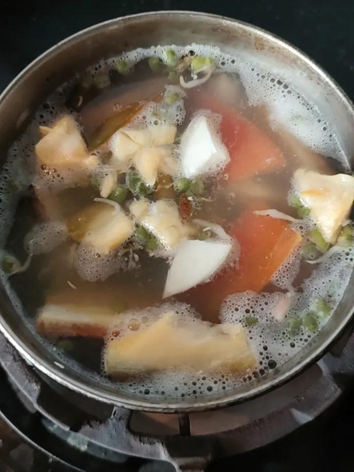 我是8旬老人。曾经的中晚期卵巢癌，第一次化疗前肿瘤标志物都正常。康复进入第9年。