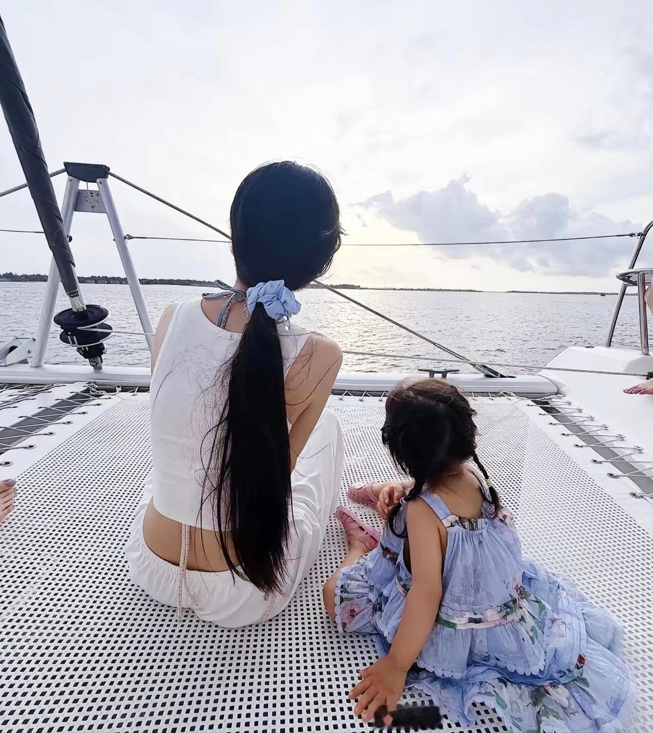 Angelababy在马尔代夫，带小海绵坐游艇出海，小海绵玩得超开心！一起看日落