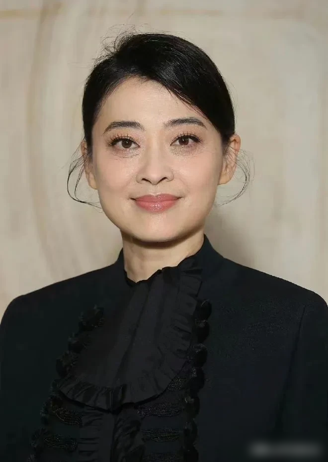 颖儿去梅婷家蹭饭，梅婷老公在厨房忙活，她俩坐沙发上嗑瓜子聊孩子，梅婷张口就来：我家那老头，偏心偏到胳