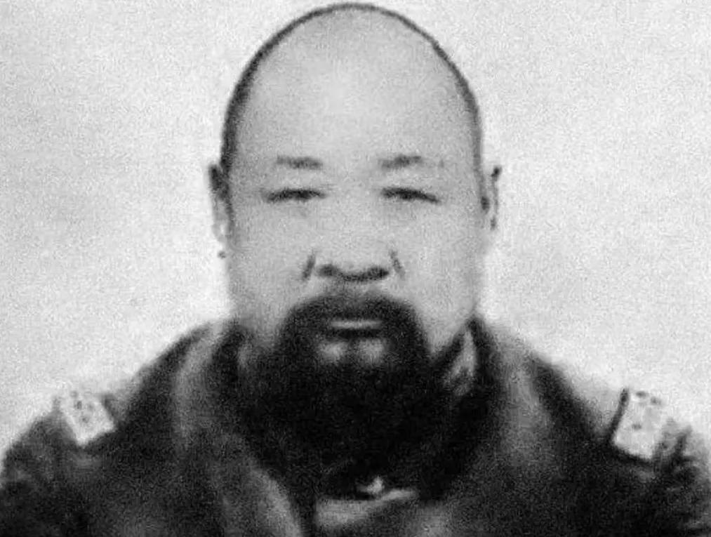 1880年腊月二十八，张怀芝到亲娘舅家去借钱，娘舅瞧不起他，只用一斗黑豆，打发了