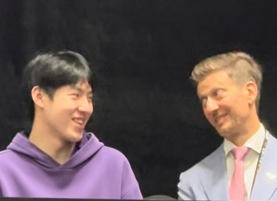 我去！还是亚当情商高，这两天温瑞博情绪这么低，居然被亚当逗笑了。由于昨晚温瑞