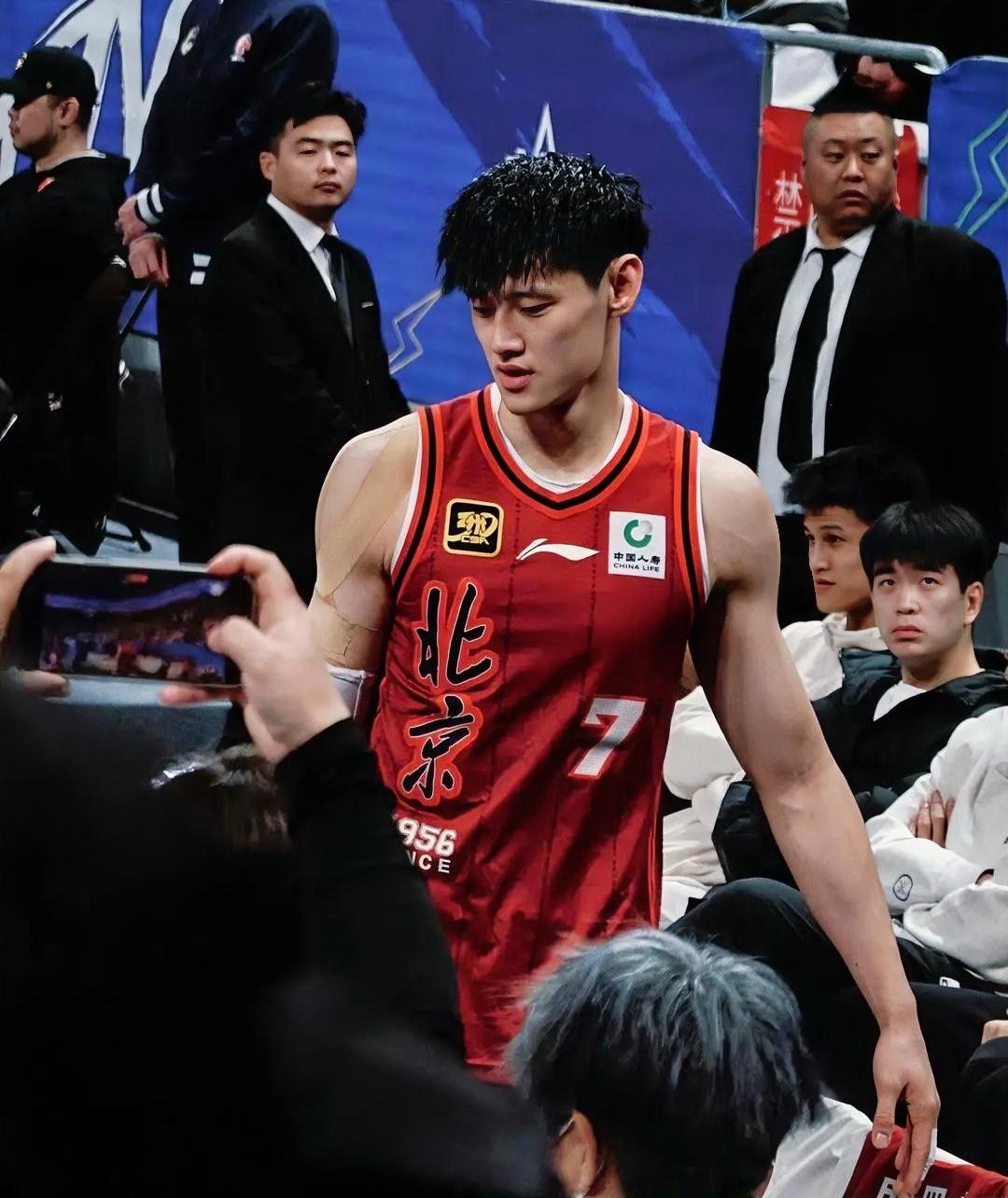 曾凡博首秀完美！北京105-74大胜广东，这3位球员是赢球最大功臣！1. 曾凡