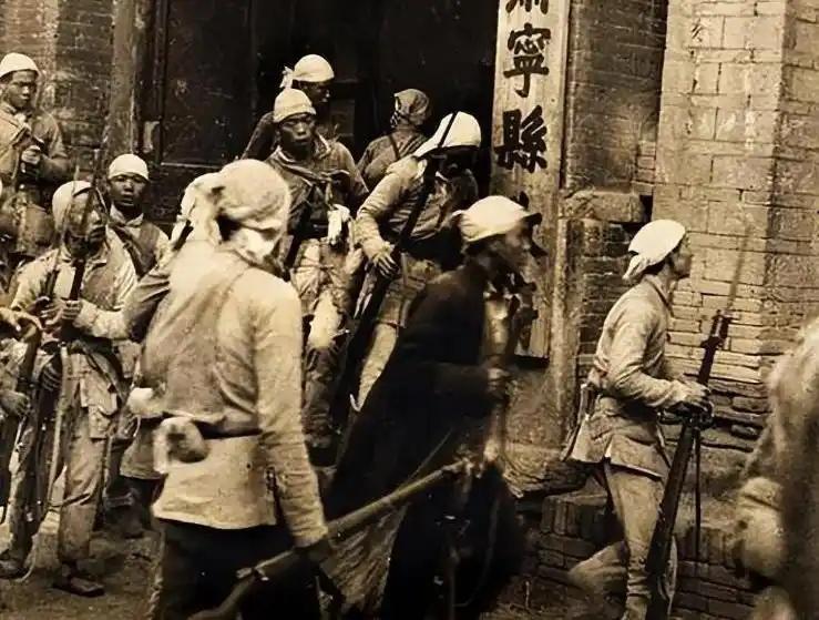 1943年，石嘉植因叛徒出卖被捕，日军特务对他使用了美人计，但他却直接将这个美人