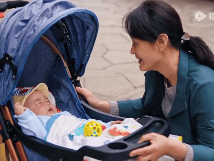 《利剑玫瑰》奶奶带着一岁半的孙子在公园闲逛突然附近有人晕倒在喊医生救命，身为医