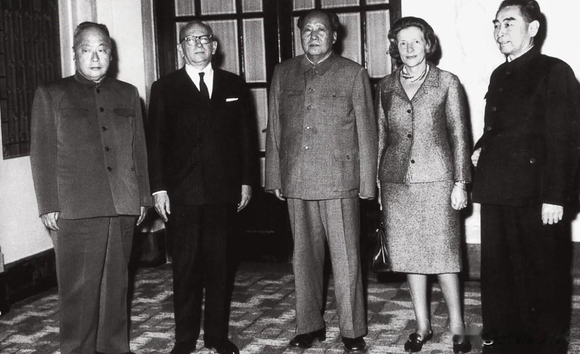 1963年10月，埃德加富尔非正式不公开访华时留影，从左至右为陈毅、富尔、毛泽东