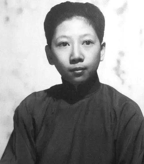 1946年，孔令俊换上女装逛街，却被龙云的儿子调戏，她大怒，就拔枪而射，