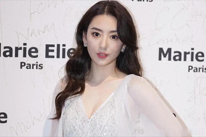 方媛终于挤进豪门圈子！搂着四太梁安琪肩膀合影，何超琼甘比都在​​​