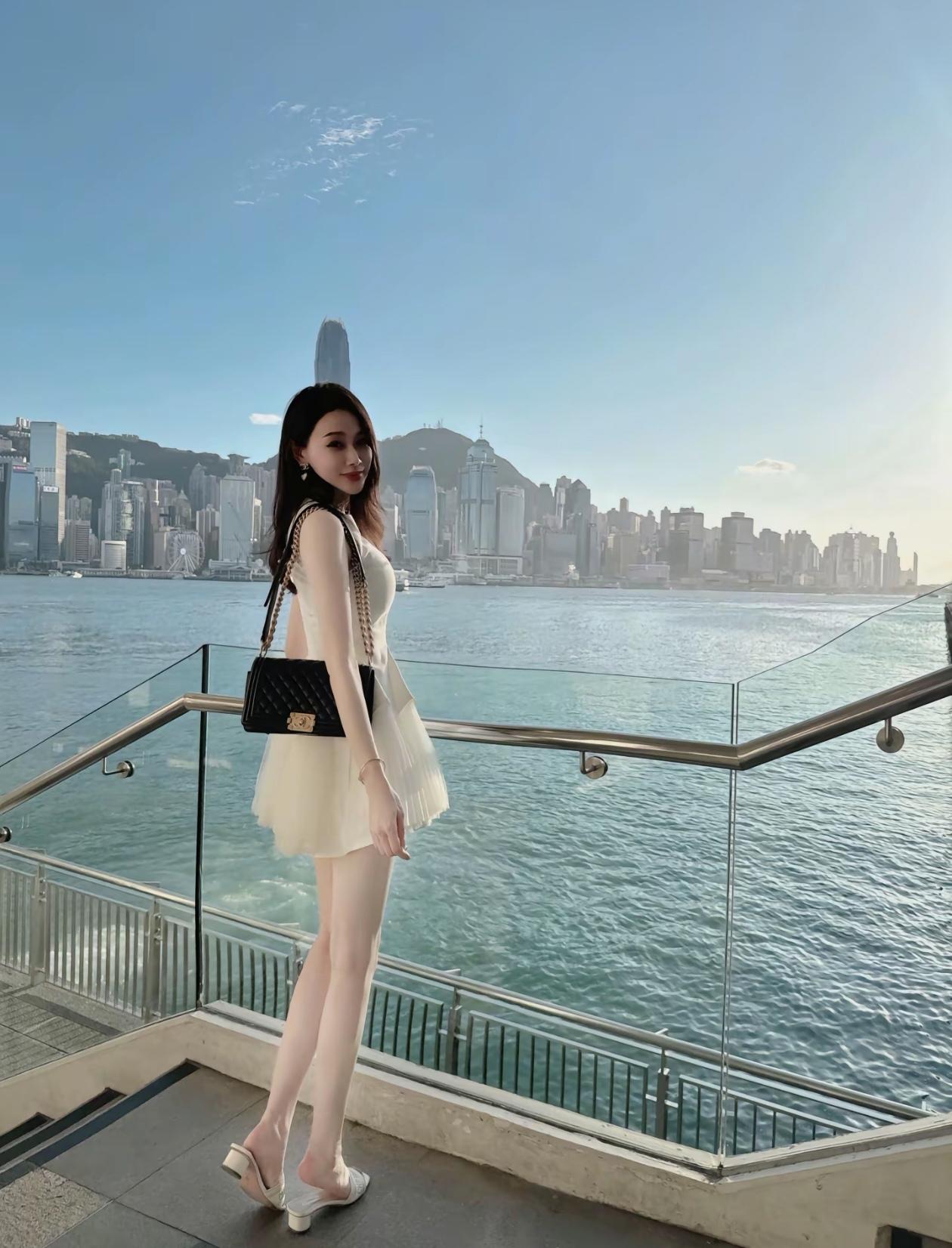 碧海潮生处，佳人倚栏杆。