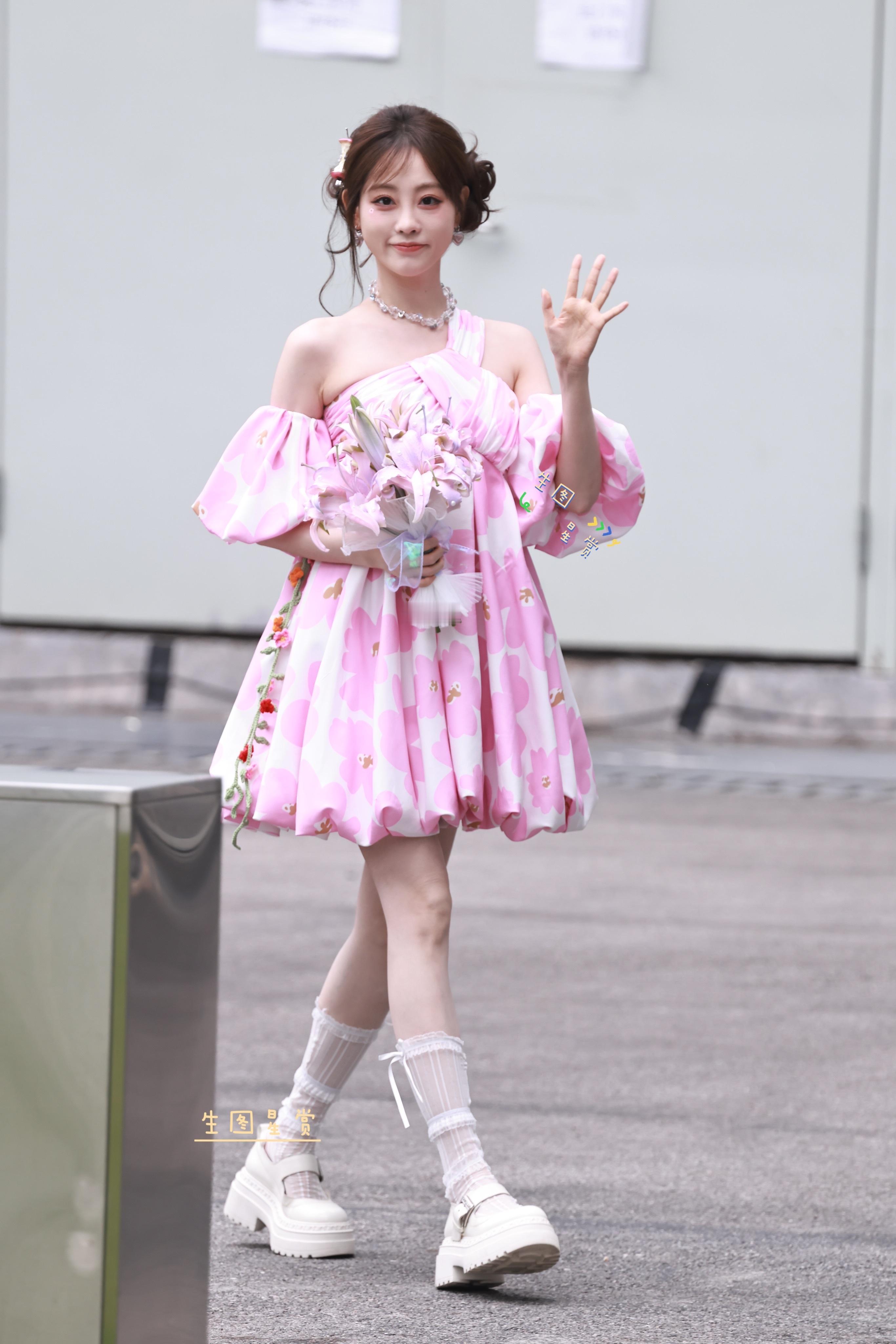 祝绪丹250527一见你就笑上班，粉色系甜甜的祝祝公主👸🏻🌸祝绪丹[超话