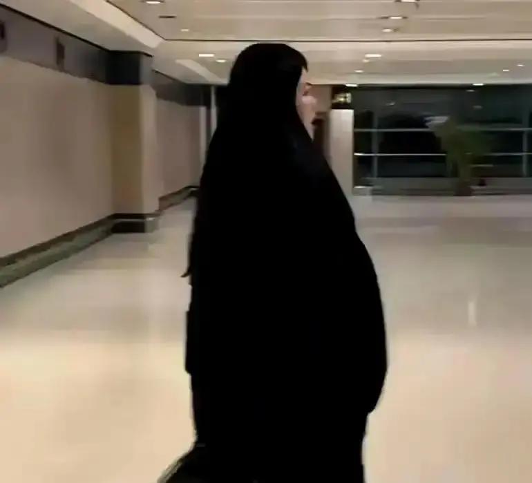 -35℃露脚踝，她真敢哈尔滨机场零下三十多度，李湘一身黑貂大衣配碎花纱裙，