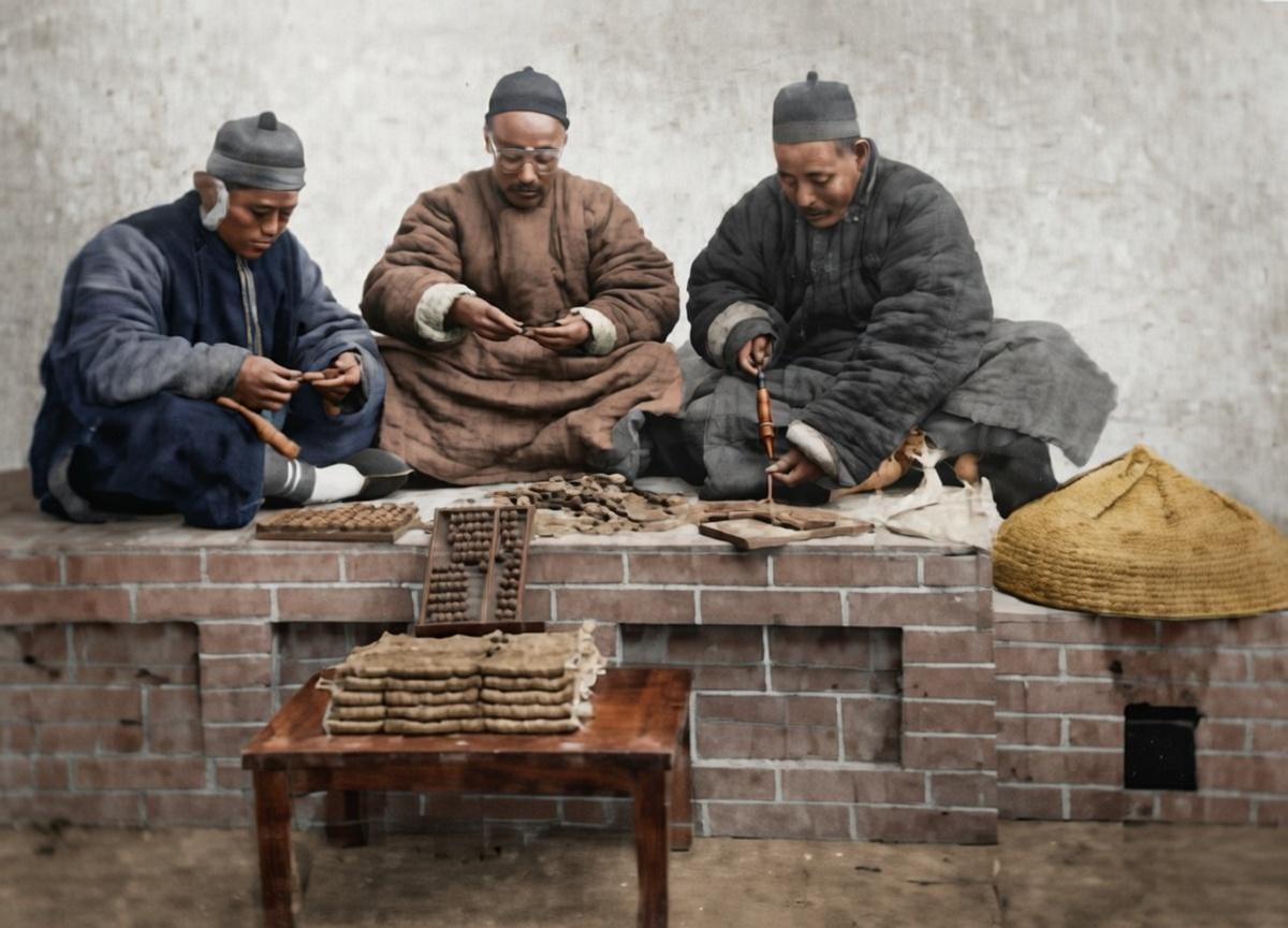 晚清，北方，三位男子身着长袍马褂与瓜皮帽，应该是是当时地主、商人或账房先生，他们