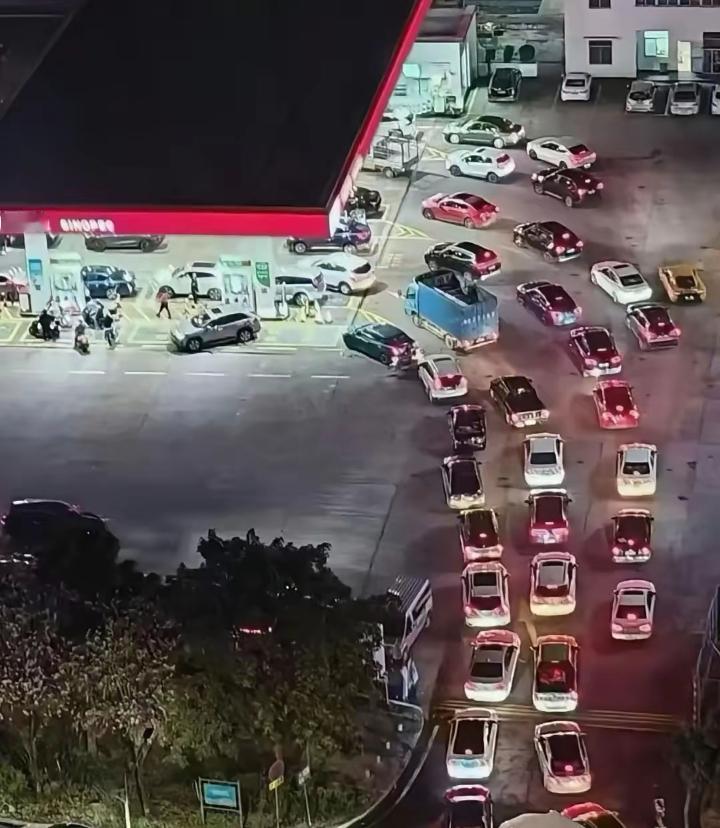 “奉劝大家，​有空都去把油箱加满。因为今天油价不光跌了，而且92号直接回到了