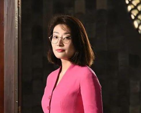 现在最痛的不是宗馥莉！是宗馥莉的妈妈。她最难受的，是使不上劲。