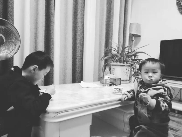 要说娘家弟弟亲，还是婆家弟弟亲，这还真不好一概而论。从血缘上看，娘家弟弟和自己