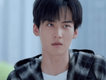 《狙击蝴蝶》周柯宇，唯一让我觉得，没处理到位的一段表演，就是下面动图里的‼️沮