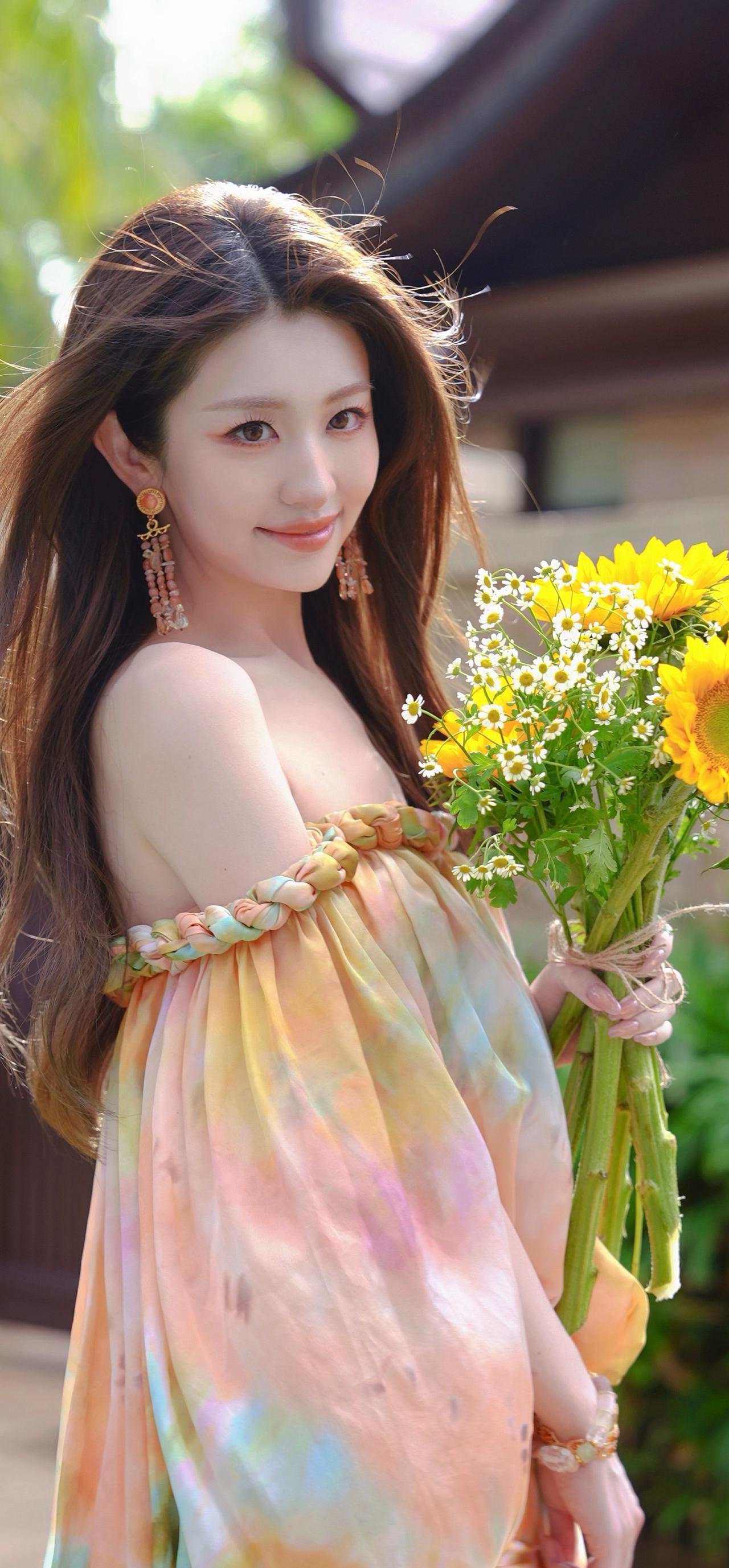 忆江南说，江南好，风景旧曾谙。日出江花红胜火，春来江水绿如蓝，能不忆如蓝！徐如蓝