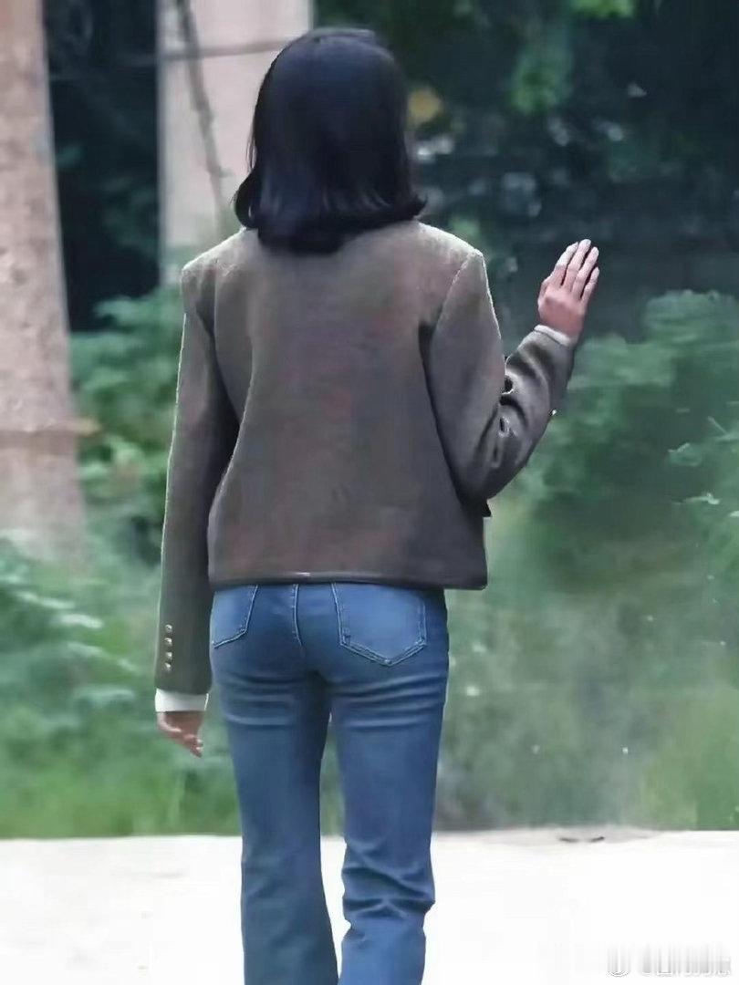 关晓彤牛仔裤生图来袭，日常看多了她的短裙造型，换上休闲长裤，反差感十足。