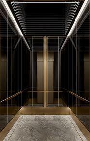 互不相识的陌生人坐同一轮电梯，会形成诡异的沉默。之所以如此，不是因为我们怕生，而