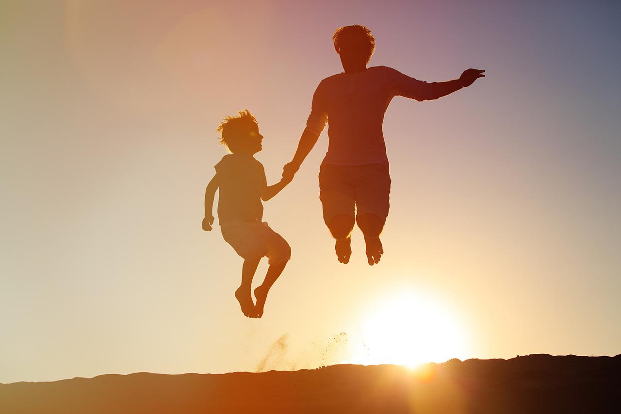 父母的影响，是家庭给孩子最深的烙印一个家庭中，父母的影响如同空气与阳光，渗透