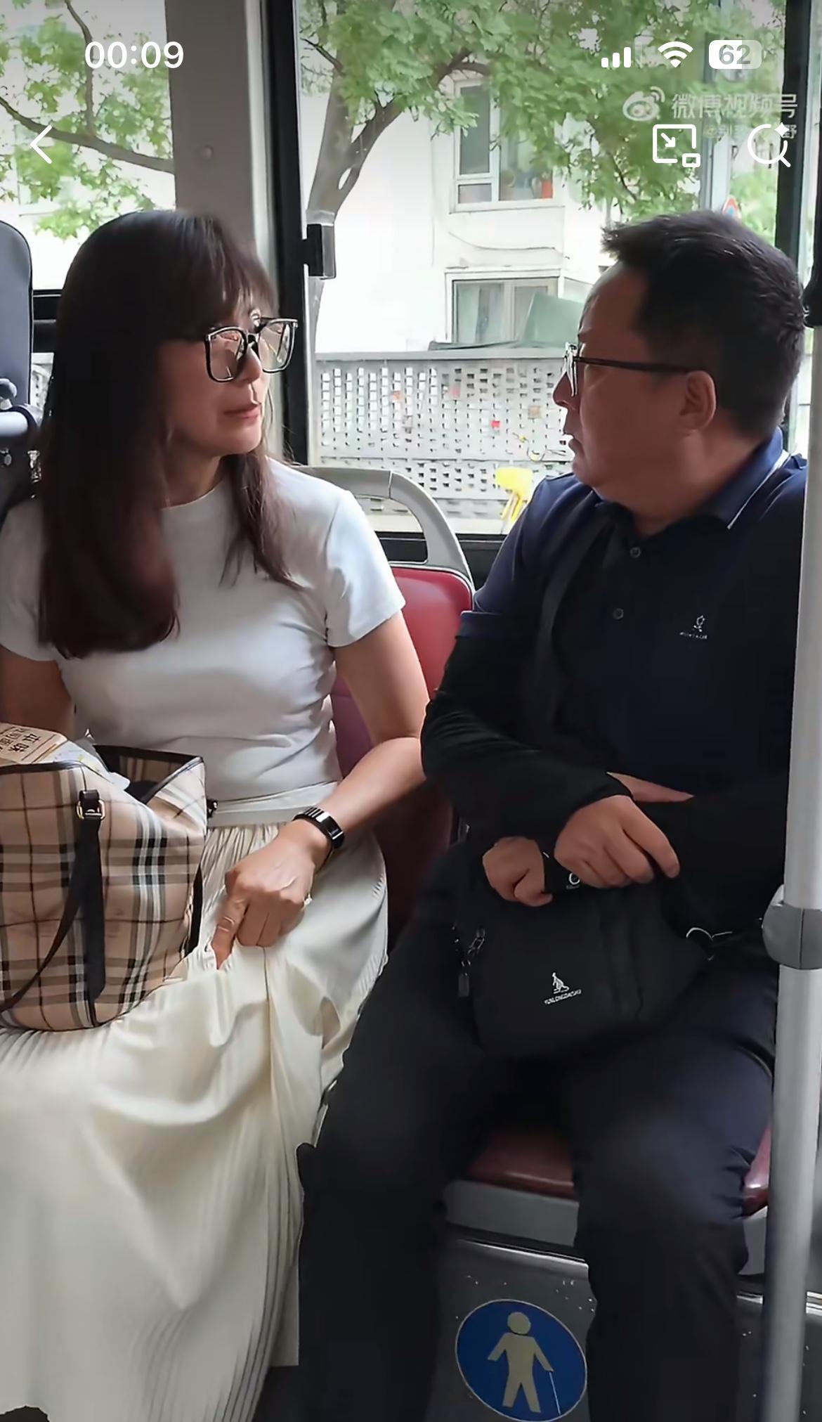 小仙女对旁边的中年男子一脸凶神恶煞，只因为他碰到了她。小仙女情绪很激动，认为中年