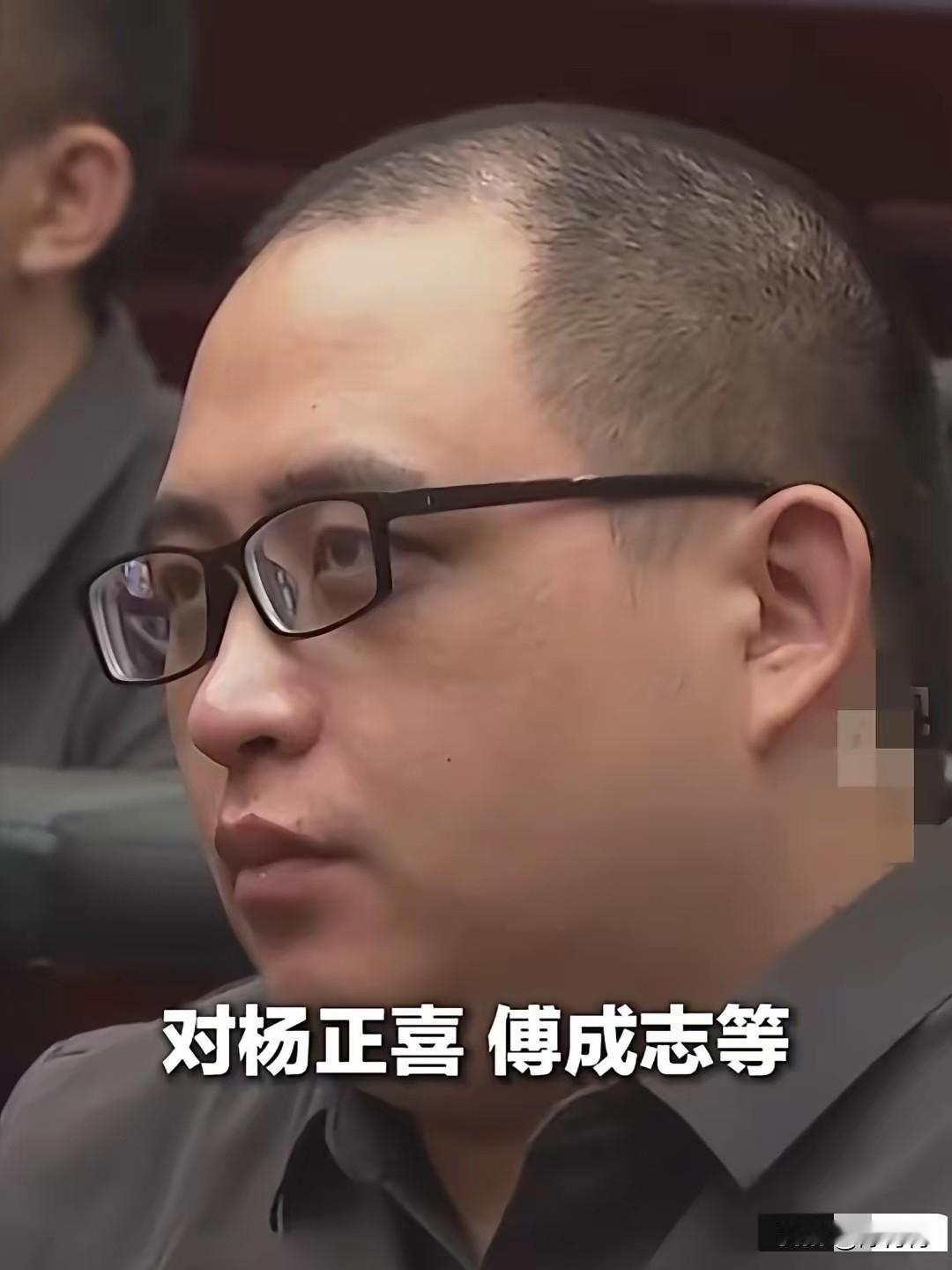 相由心生，这话没毛病。你看这几个人的面相，个个阴沉着面孔、斜愣着眼睛，目光凶狠，