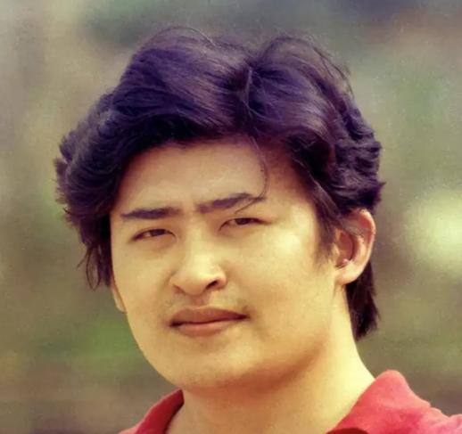 主持人问刘欢:“你成名的时候，有什么感觉？是不是觉得很风光？”刘欢说:“成名了又