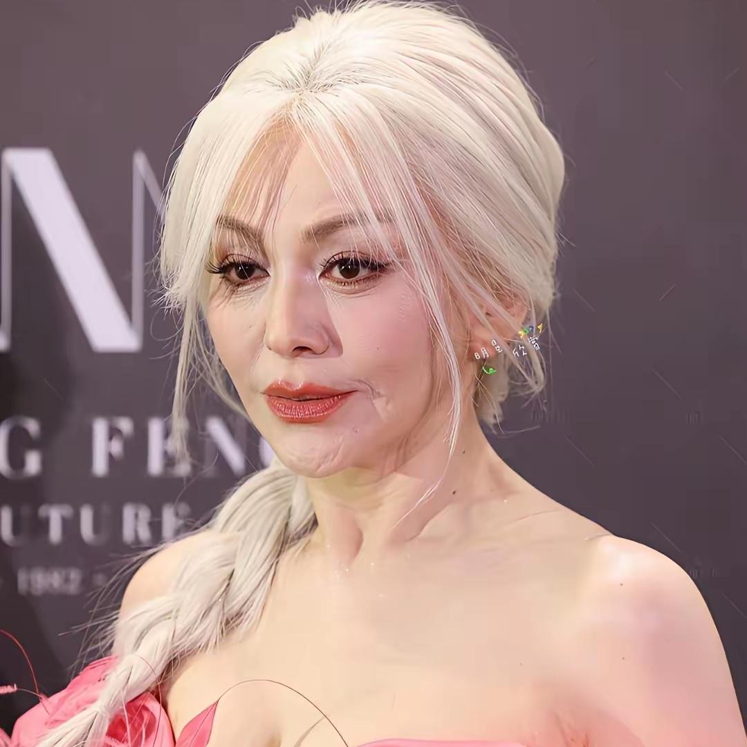 整个娱乐圈最让人看不懂的，就是王琳了。年轻走少女路线不奇怪，年老优雅老去也正