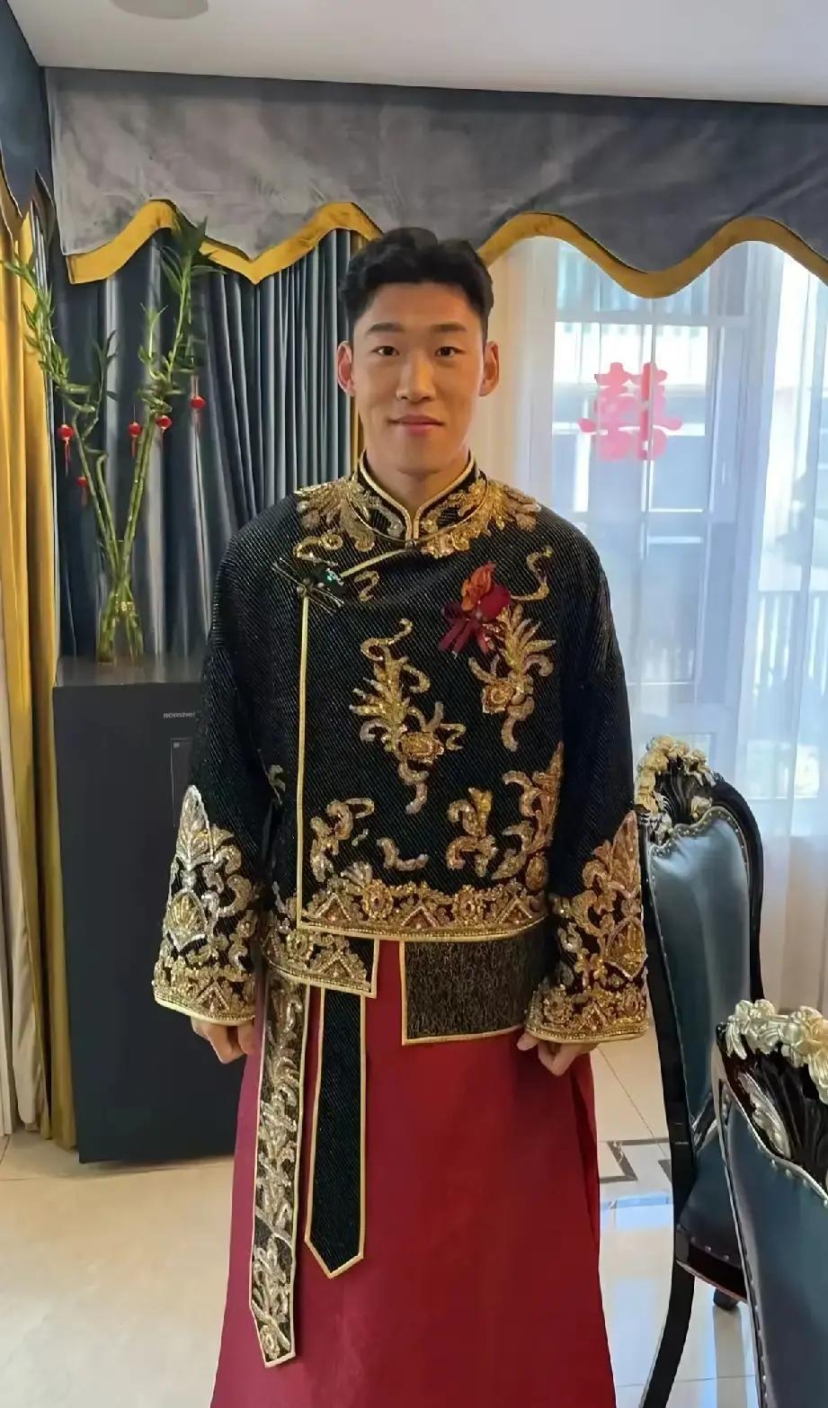 国足后防大将领证！队友全瞒着婚礼在上海一家小会所，只摆了八桌。新娘做设计的