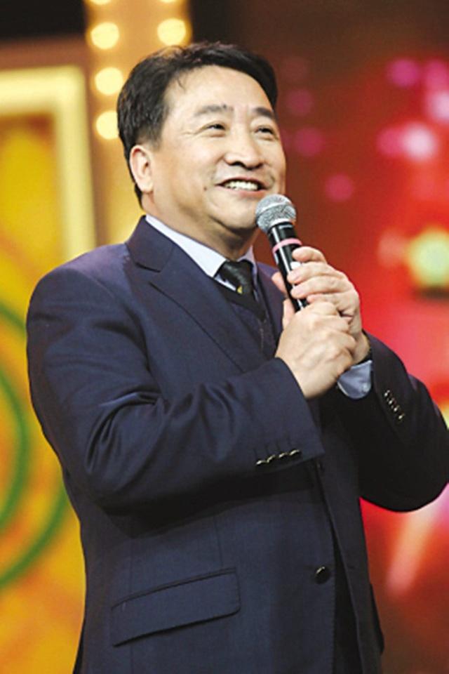 小品演员陈佩斯说，有人说姜昆不好，打压人，他从来不解释，他不但没有打压人，还挖掘