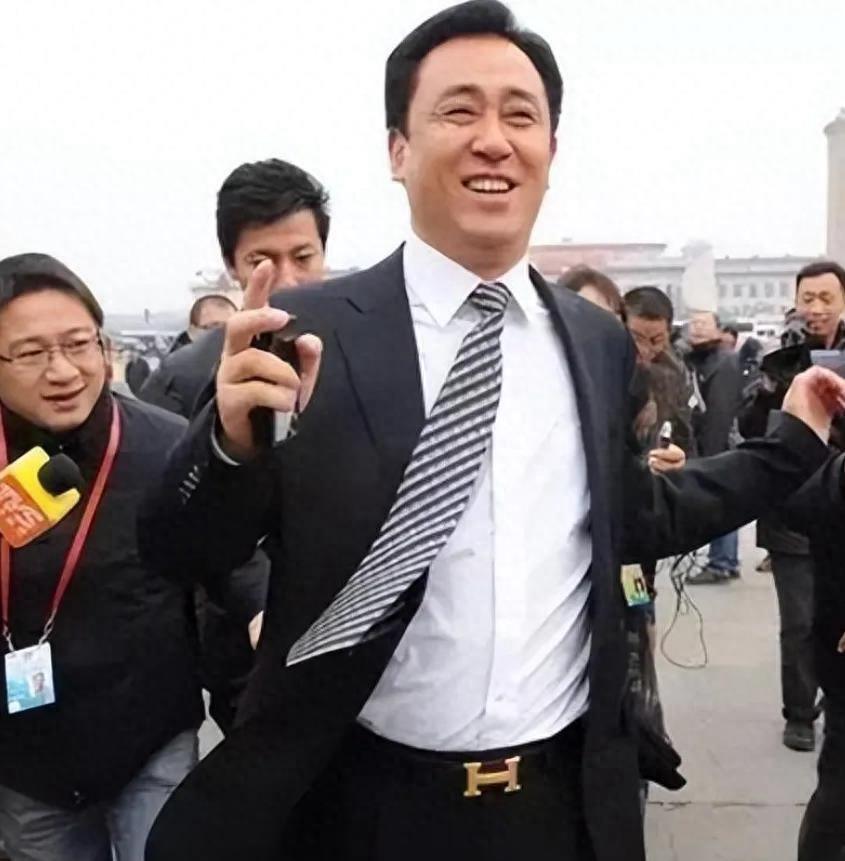 许家印终于“现身”了！被控非法吸储、集资诈骗、证券欺诈等8宗罪！他当庭认罪悔罪。