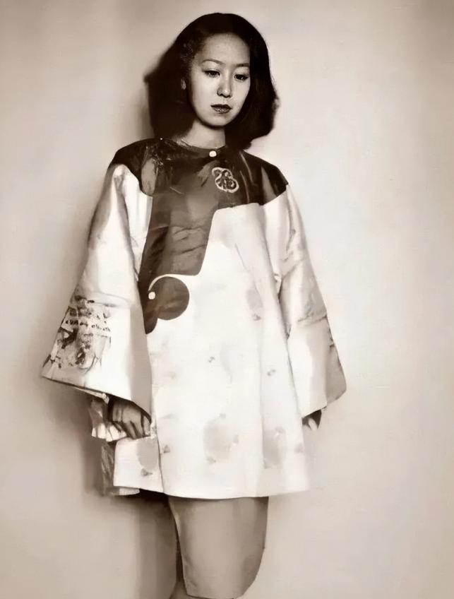 1956年，吃下堕胎药的张爱玲，在床上疼的直打滚，突然，孩子掉下来，她长舒一口气