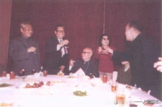1979年，叶剑英和习仲勋等人在广州东湖宾馆接见并宴请了曾宪梓夫妇