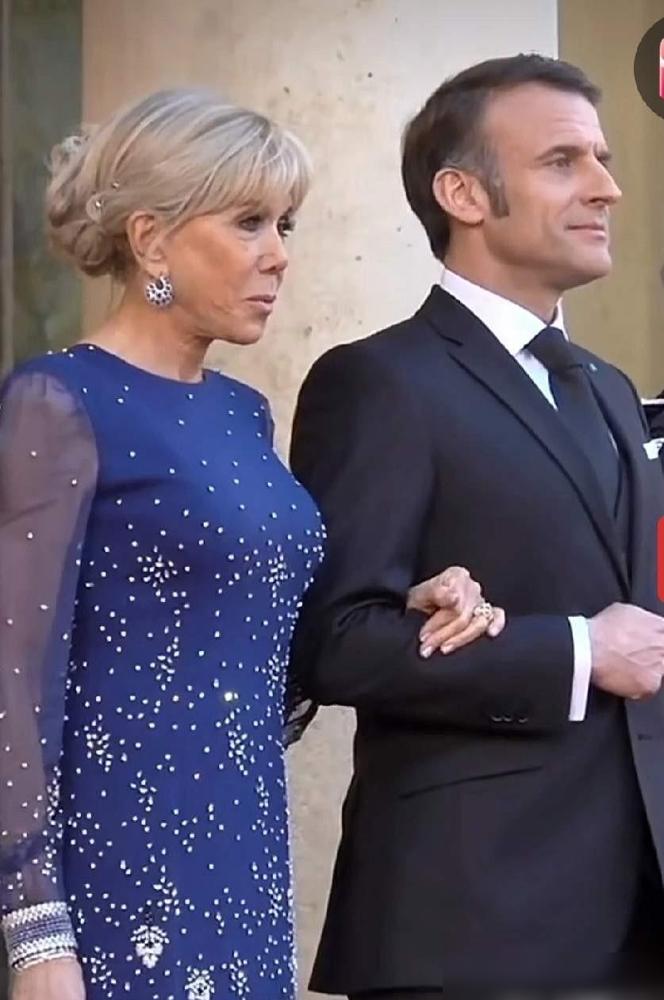 72岁布丽吉特把自律活成了法国特产，每天7点先空腹喝一大杯温水，再跟私人教练做4