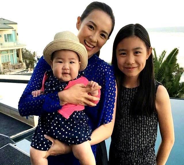 离婚后，继女还在叫她妈妈。三亚灯会那张偷拍照片里，人群挤得水泄不通。章子怡